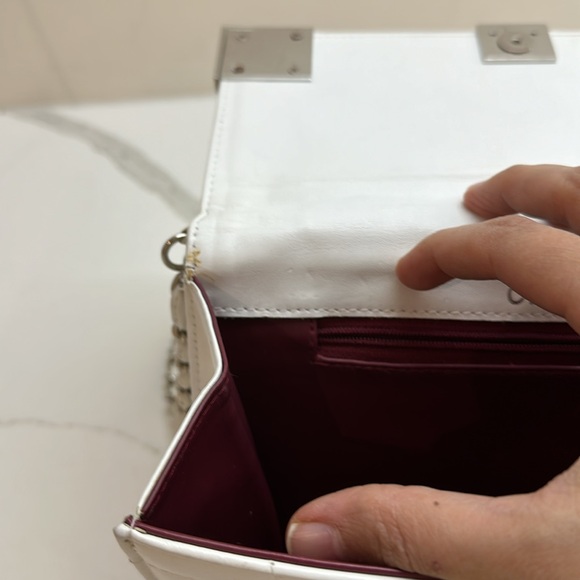 Preloved Chanel White Patent Leather Chocolate Bar Clutch On Chain. - Picture 10 of 17